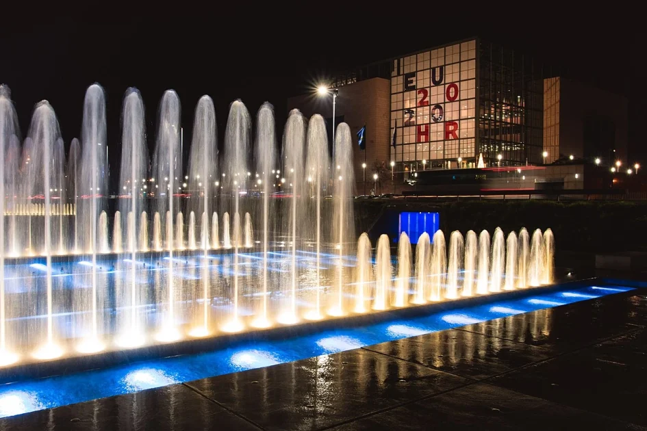 Nacionalna i sveučilišna knjižnica u Zagrebu noću uz osvijetljene fontane