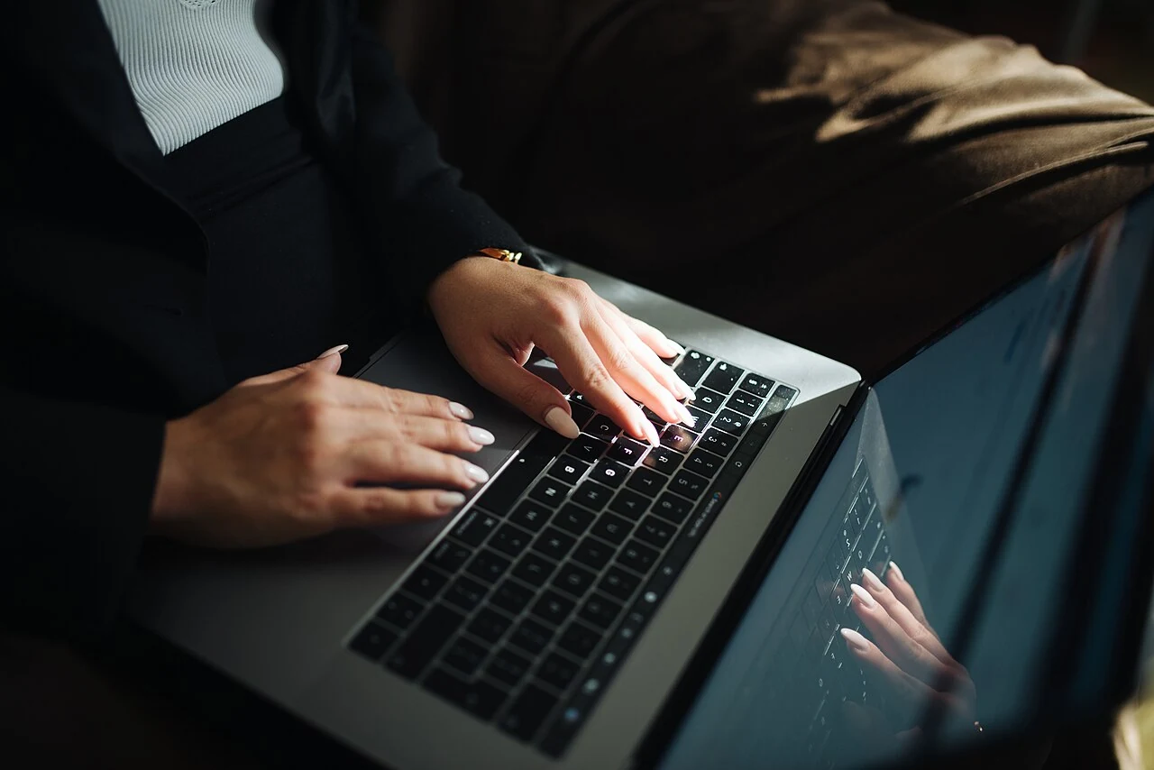 Ruke na tipkovnici laptopa