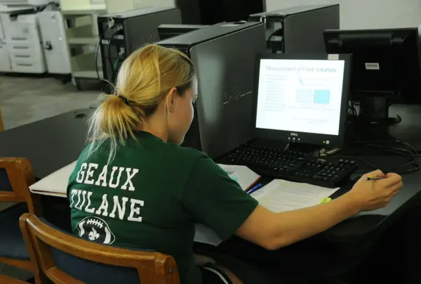 Student za računalom u knjižnici Sveučilišta Tulane 2007.