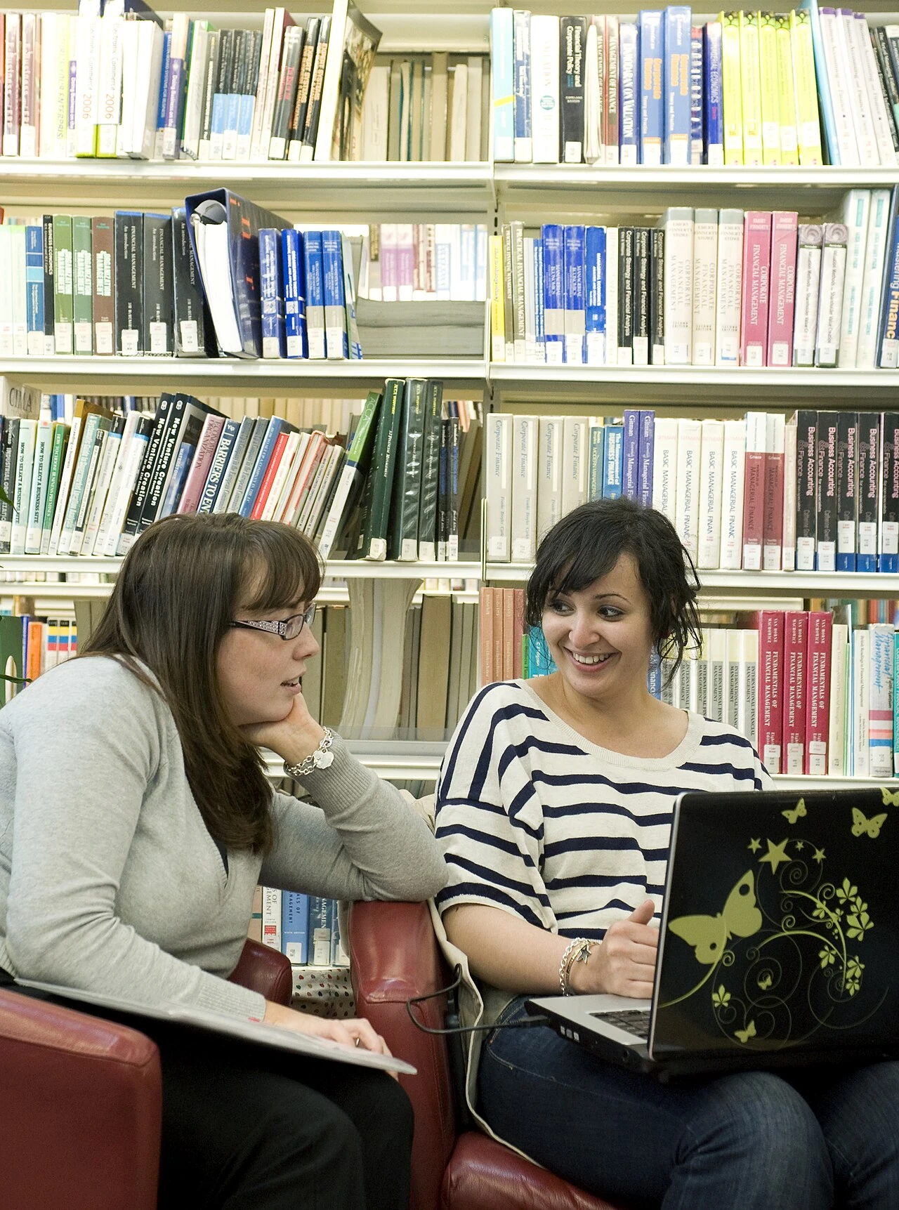 Dvoje studenata u knjižnici Sveučilišta u Edinburghu